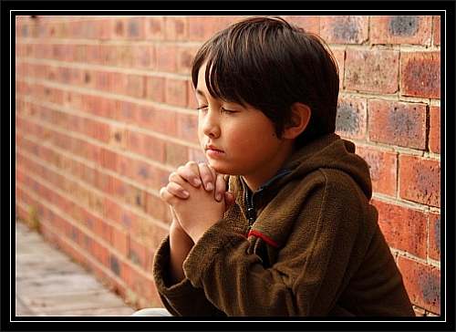 Berniukas meldžiasi
