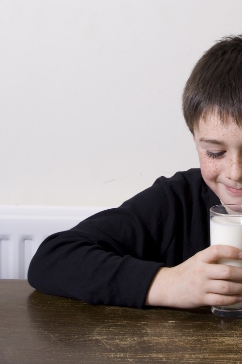 Berniukas geria pieną