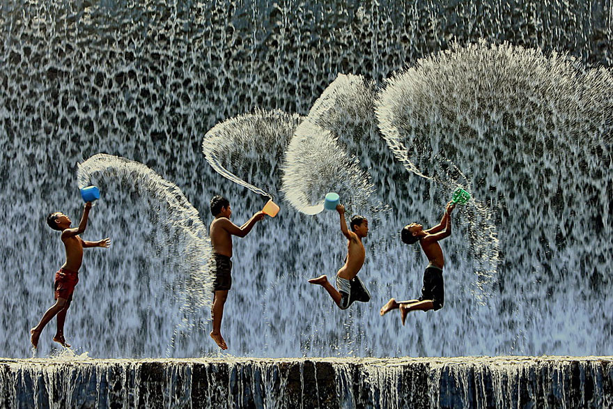 Vaikai žaidžia su vandeniu